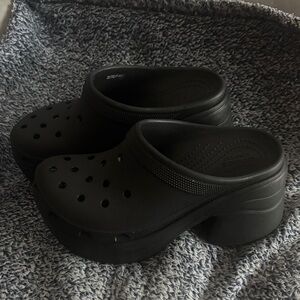 CROCS Black Sole Detail